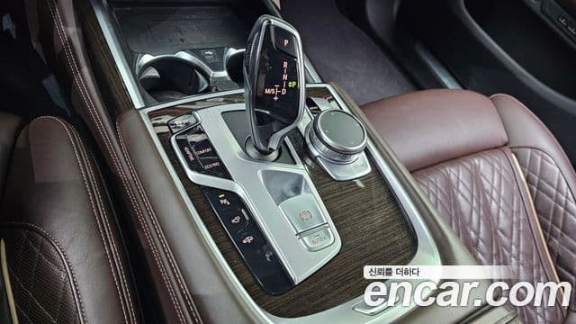BMW 7 Series 2021 — фото 8 из 20