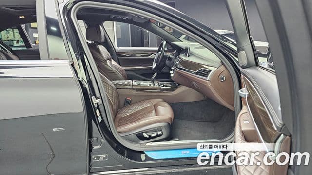 BMW 7 Series 2021 — фото 11 из 20
