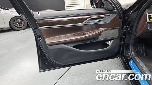 BMW 7 Series 2021 — Photo 12/32