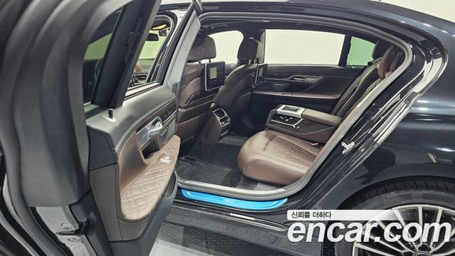 BMW 7 Series 2021 — Photo 2/32