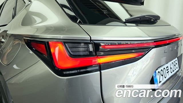 Lexus NX350h 2025 — Photo 11/35