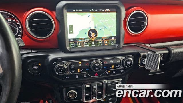 Jeep Wrangler 2019 — Şəkil 16/31