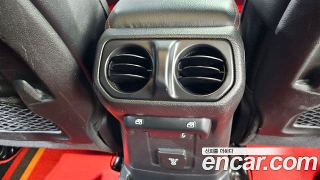 Jeep Wrangler 2019 — Şəkil 22/31