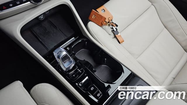 Volvo XC40 2023 — Şəkil 9/20