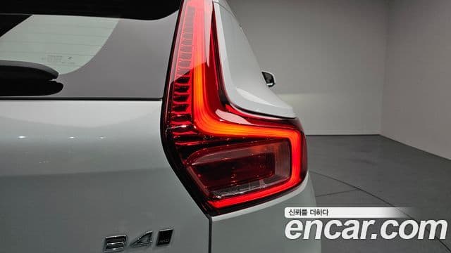 Volvo XC40 2023 — Şəkil 35/39