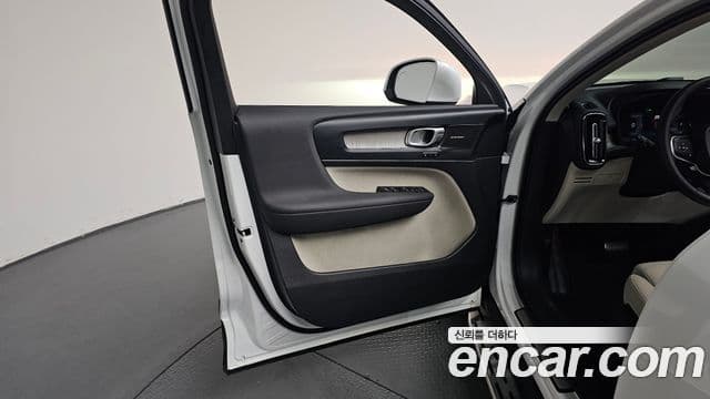 Volvo XC40 2023 — Şəkil 38/39