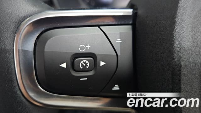 Volvo XC40 2023 — Şəkil 33/39