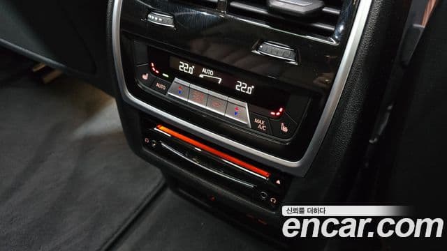 BMW X7 2020 — ფოტო 17/20