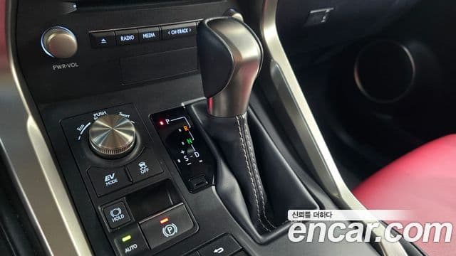 Lexus NX300h 2019 — Photo 2/30
