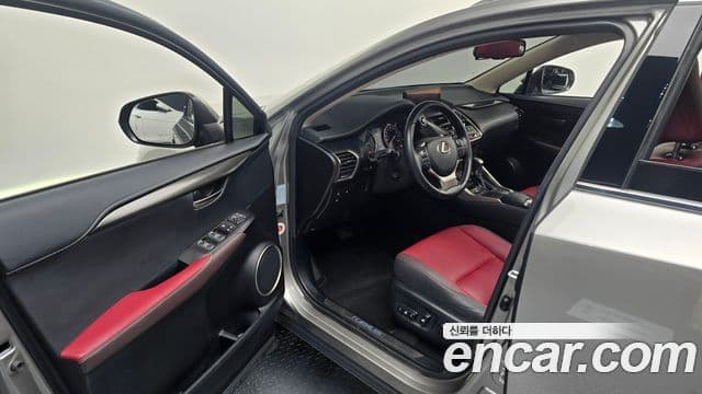 Lexus NX300h 2019 — Photo 27/30
