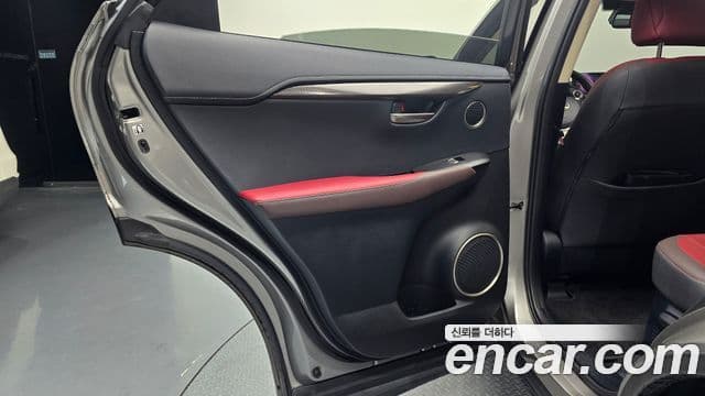 Lexus NX300h 2019 — Photo 7/30