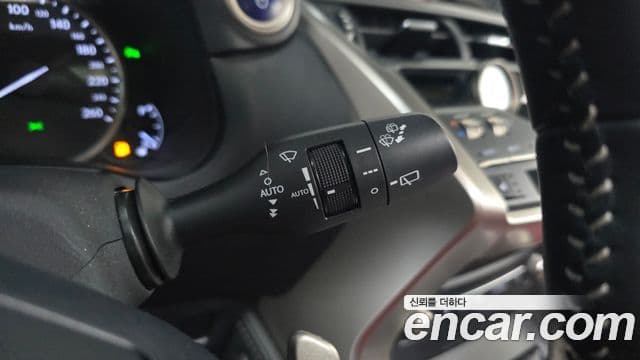 Lexus NX300h 2019 — Photo 4/30