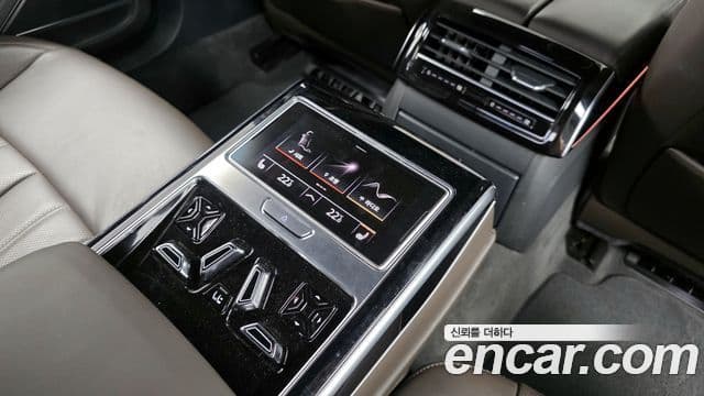 Audi A8 2021 — ფოტო 18/20
