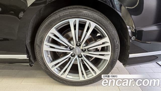 Audi A8 2021 — ფოტო 21/34