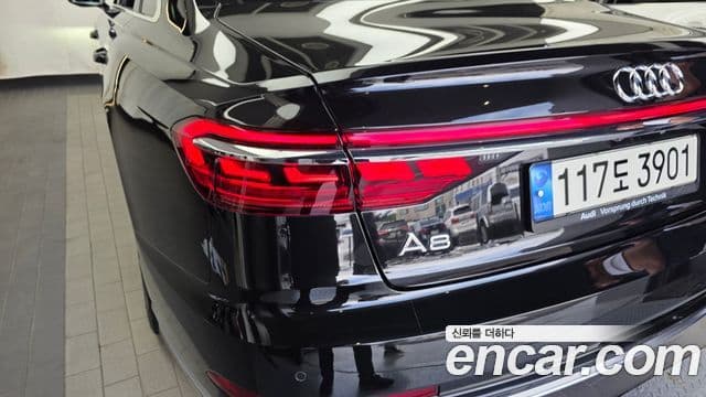 Audi A8 2021 — ფოტო 32/34