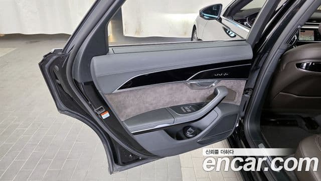 Audi A8 2021 — ფოტო 13/34