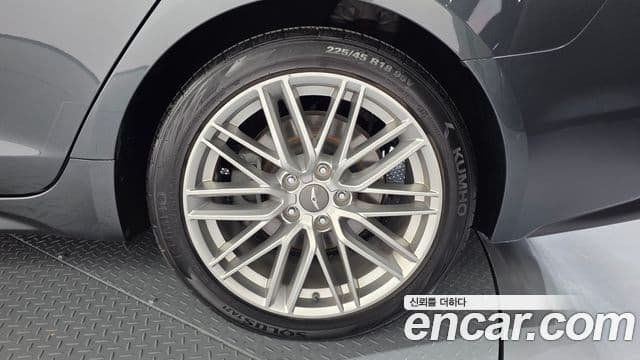 Genesis G70 2018 — Photo 27/33