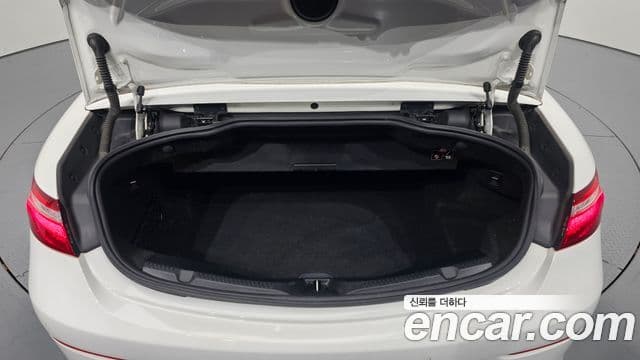 Mercedes-Benz E-Class 2018 — Şəkil 28/32