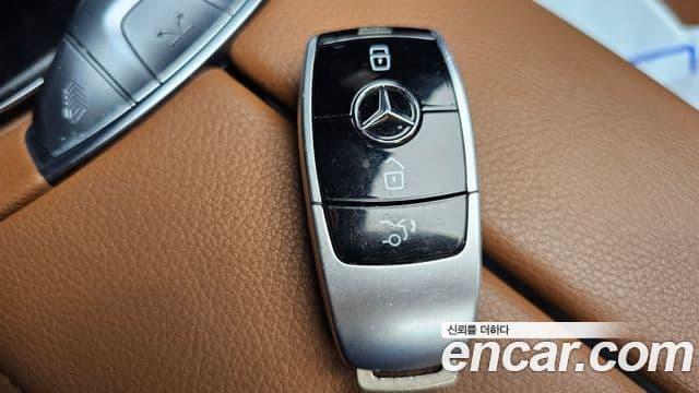 Mercedes-Benz E-Class 2018 — Şəkil 27/32