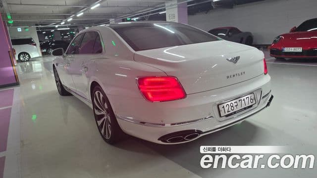 Bentley Flying Spur 2022 — ფოტო 4/20