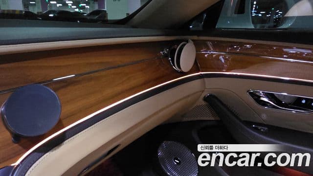 Bentley Flying Spur 2022 — ფოტო 16/20