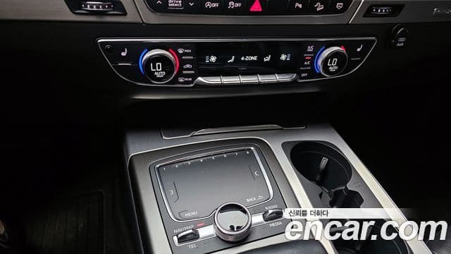 Audi Q7 2019 — ფოტო 32/32