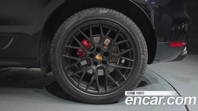 Porsche Macan 2018 — Photo 17/35