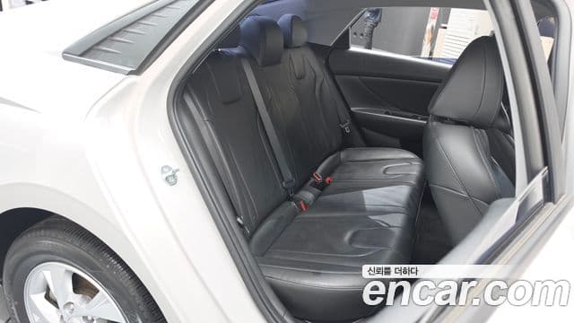 Hyundai The New Avante Hybrid 2020 — Photo 4/30