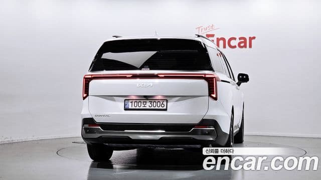 Kia Carnival 2023 — ფოტო 4/20