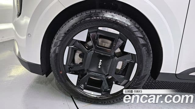 Kia Carnival 2023 — ფოტო 5/20