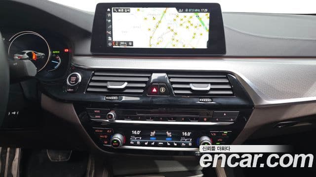 BMW 5 Series 2018 — Фото 11/20