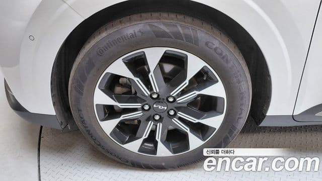 Kia Carnival 2023 — ფოტო 5/20