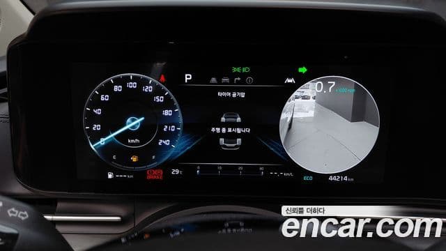 Kia Carnival 2023 — ფოტო 8/20