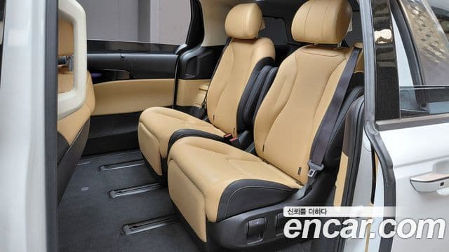 Kia Carnival 2023 — ფოტო 11/20