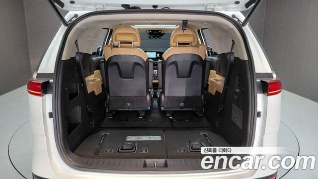 Kia Carnival 2023 — ფოტო 18/20