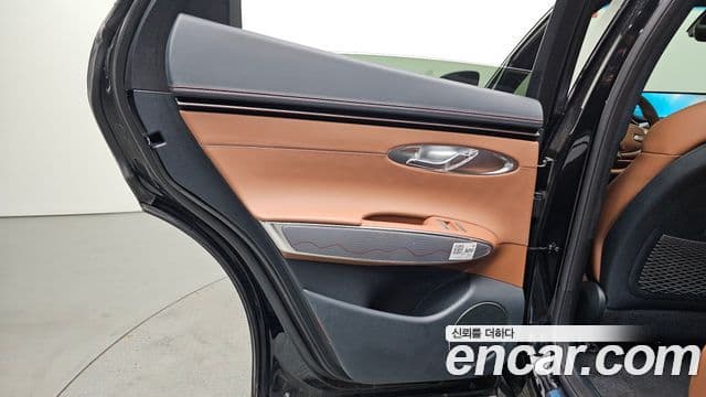 Genesis GV70 2023 — Photo 12/33