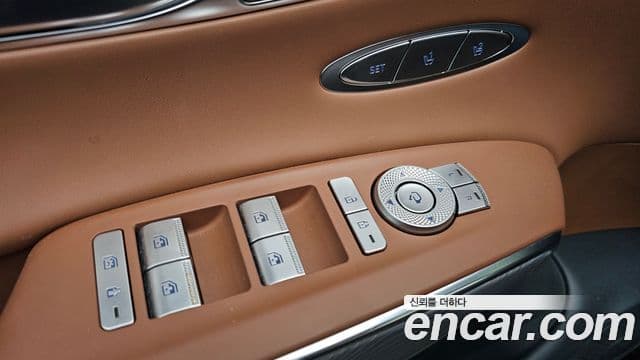 Genesis GV70 2023 — Photo 30/33