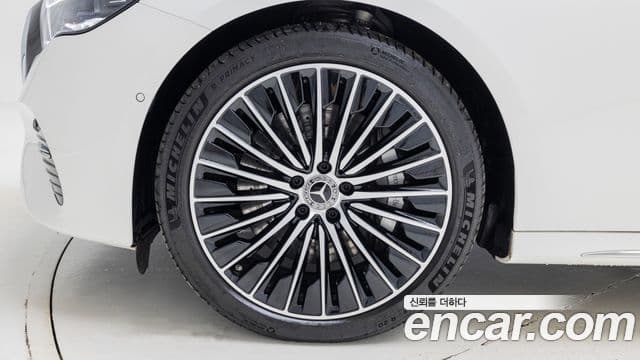 Mercedes-Benz E-Class 2025 — Photo 11/19