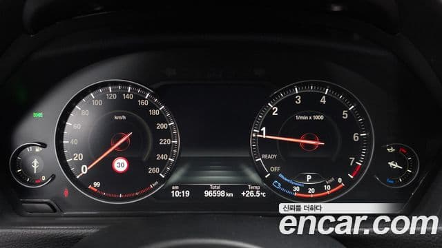 BMW 3 Series 2018 — ფოტო 8/20