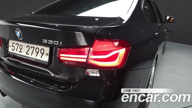 BMW 3 Series 2018 — ფოტო 19/33