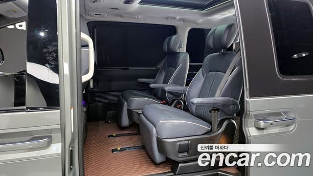 Hyundai Staria 2023 — ფოტო 10/19