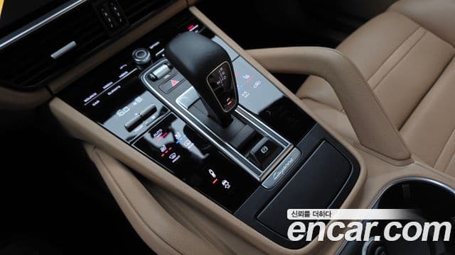 Porsche Cayenne 2019 — ფოტო 8/20