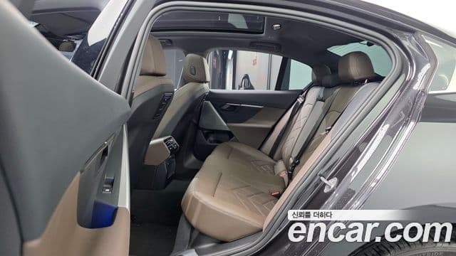 BMW 5 Series 2023 — Şəkil 12/20