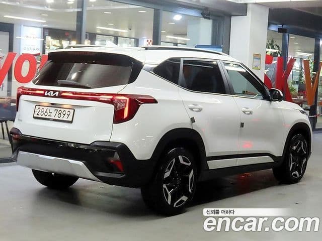 Kia Seltos 2023 — ფოტო 1/18