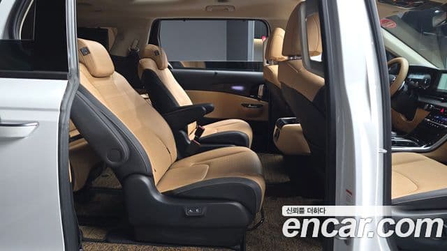 Kia Carnival 2023 — ფოტო 12/20