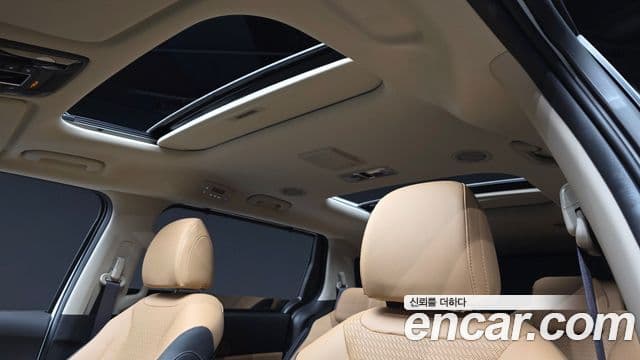 Kia Carnival 2023 — ფოტო 17/20