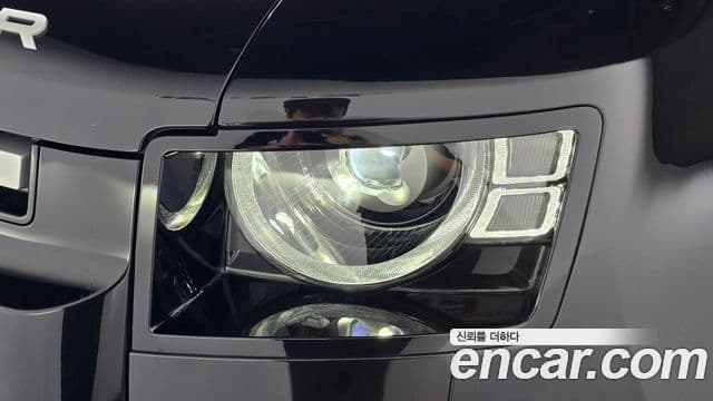 Land Rover Defender 2022 — Photo 28/35
