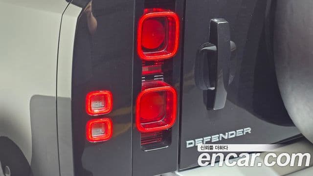 Land Rover Defender 2022 — Photo 3/35
