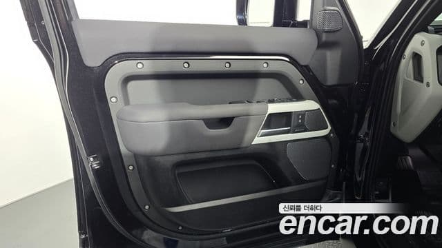 Land Rover Defender 2022 — Photo 21/35