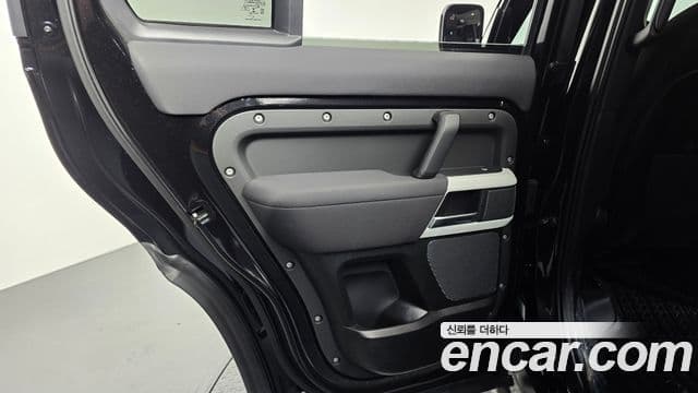 Land Rover Defender 2022 — Photo 8/35